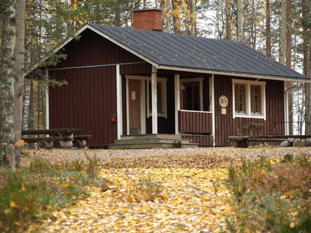 Salamajärven kansallispuisto , Sysilammen vuokratupa 1( vasemman puoleinen ovi) ja autiotupa. Vuokratupa 2hlö jossa kerrossänky, pöytä ja tuolit. Vuokratuvassa myös puukamina ja nestekaasuliesi astioineen. Tupiin ei tule sähköä. Salamajärven kansallispuisto , Sysilammen vuokratupa 1 ja autiotupa.